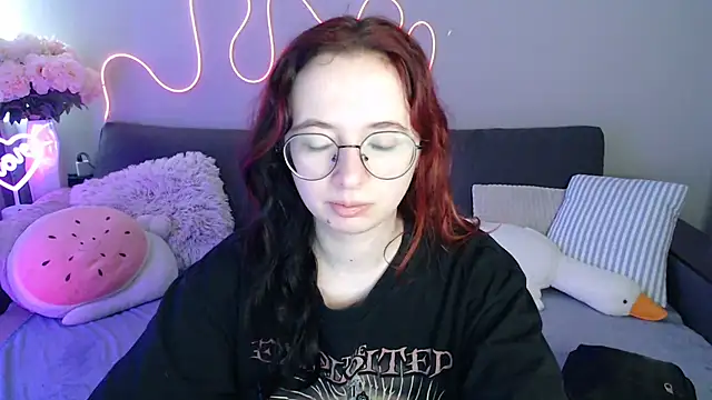 Snapshot of Mini_Diva chatting on 07-17-26, 08:11 Mini Diva online show from 07-17-26, 08:11