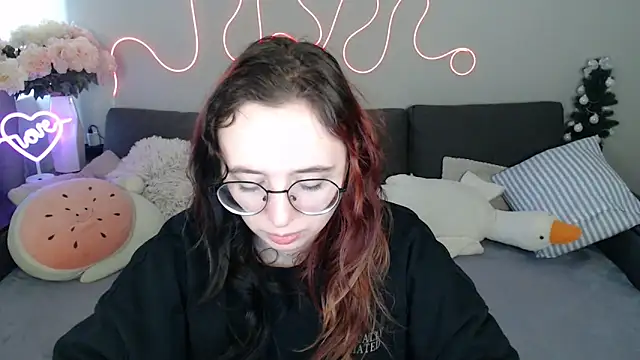 Mini Diva online show from 04-24-26, 08:27