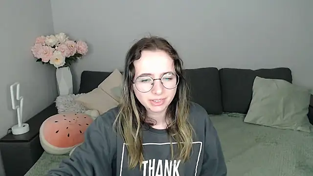 Mini Diva online show from 10-18-25, 08:05