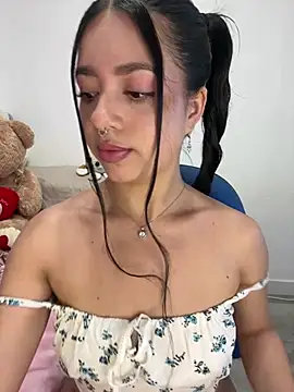 Snapshot of AliceJovovich chatting on 01-28-25, 05:46 AliceJovovich online show from 01-28-25, 05:46