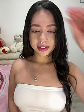 Snapshot of AliceJovovich chatting on 03-05-25, 10:44 AliceJovovich online show from 03-05-25, 10:44