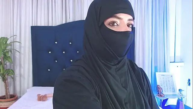 Snapshot of Uzra_hayed chatting on 03-08-25, 01:39 Uzra hayed online show from 03-08-25, 01:39