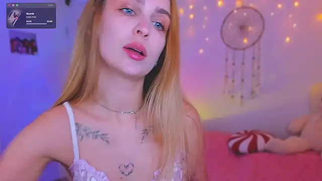 Snapshot of Kamila_icee chatting on 02-13-25, 07:42 Kamila icee online show from 02-13-25, 07:42