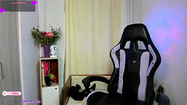 Snapshot of setzuna_ chatting on 09-19-25, 04:05 setzuna  online show from 09-19-25, 04:05