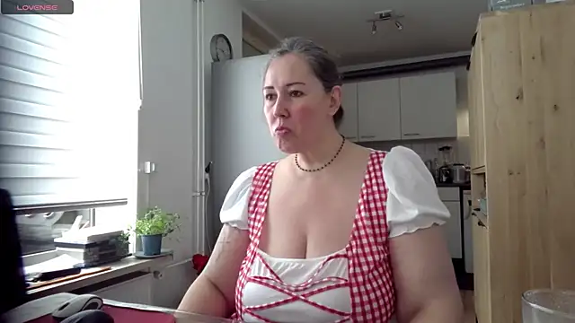 Snapshot of MilfGina chatting on 09-29-25, 07:26 MilfGina online show from 09-29-25, 07:26