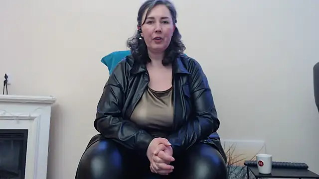 Snapshot of MilfGina chatting on 03-04-25, 09:00 MilfGina online show from 03-04-25, 09:00