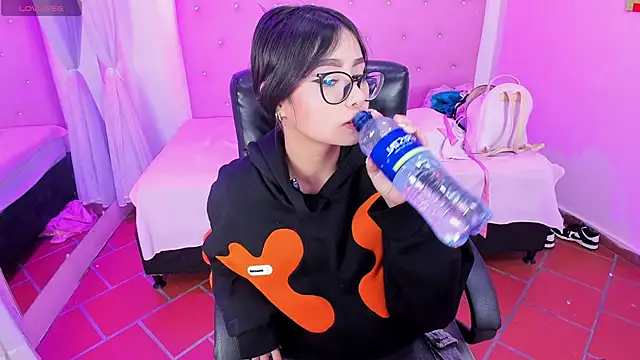 Snapshot of Ashlyeegray chatting on 05-31-26, 05:46 Ashlyeegray online show from 05-31-26, 05:46