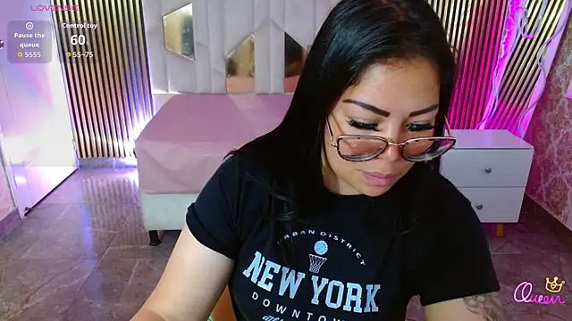 Snapshot of martinna_tay chatting on 05-18-26, 04:07 martinna tay online show from 05-18-26, 04:07