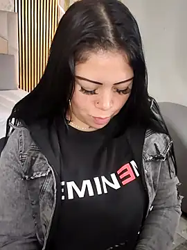 Snapshot of martinna_tay chatting on 02-25-26, 03:18 martinna tay online show from 02-25-26, 03:18