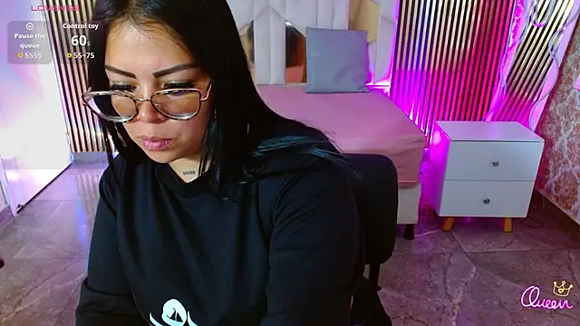 Snapshot of martinna_tay chatting on 05-20-26, 03:14 martinna tay online show from 05-20-26, 03:14