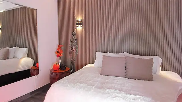 AliceHanz online show from 10-21-25, 04:23