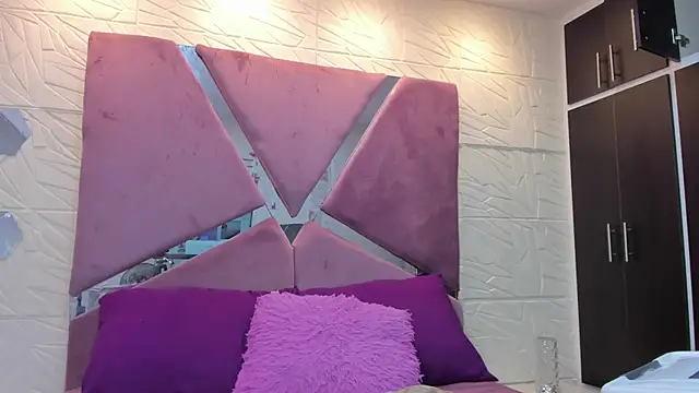 Charlotte Ice1 online show from 11-30-25, 03:35