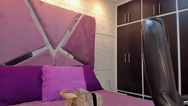 Charlotte Ice1 online show from 11-28-25, 03:56