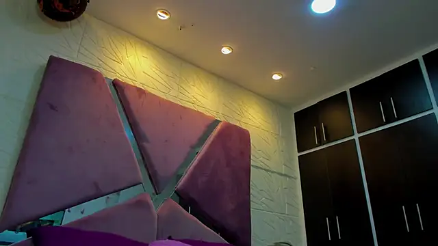 Charlotte Ice1 online show from 11-15-25, 04:00