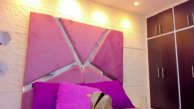 Charlotte Ice1 online show from 11-29-25, 05:02