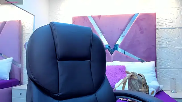 Charlotte Ice1 online show from 10-10-25, 04:41