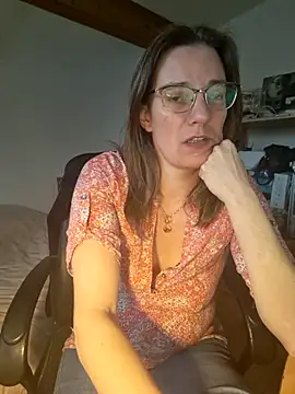 Snapshot of SpiceLea chatting on 02-18-25, 12:28 SpiceLea online show from 02-18-25, 12:28