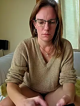 Snapshot of SpiceLea chatting on 09-21-25, 02:00 SpiceLea online show from 09-21-25, 02:00