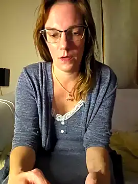 Snapshot of SpiceLea chatting on 10-12-25, 07:37 SpiceLea online show from 10-12-25, 07:37
