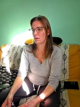 Snapshot of SpiceLea chatting on 10-23-25, 01:10 SpiceLea online show from 10-23-25, 01:10