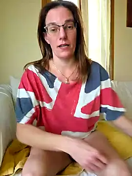 Snapshot of SpiceLea chatting on 10-18-25, 04:31 SpiceLea online show from 10-18-25, 04:31