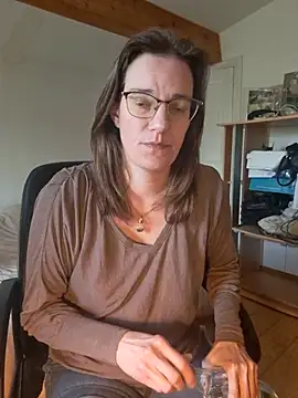 Snapshot of SpiceLea chatting on 02-14-25, 01:29 SpiceLea online show from 02-14-25, 01:29