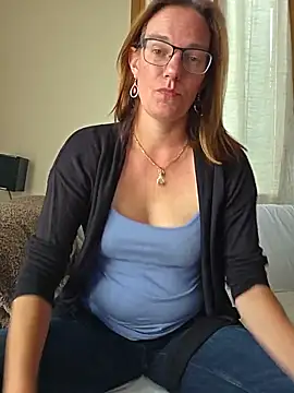 Snapshot of SpiceLea chatting on 05-14-26, 12:13 SpiceLea online show from 05-14-26, 12:13