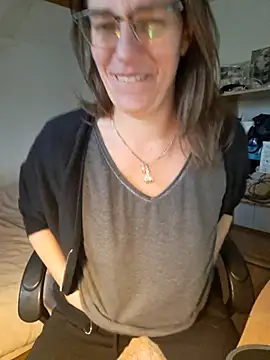 Snapshot of SpiceLea chatting on 02-21-25, 12:38 SpiceLea online show from 02-21-25, 12:38