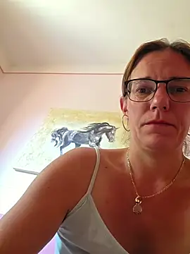 Snapshot of SpiceLea chatting on 06-25-26, 04:01 SpiceLea online show from 06-25-26, 04:01