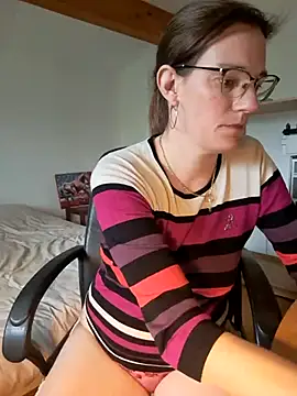 Snapshot of SpiceLea chatting on 03-10-25, 12:38 SpiceLea online show from 03-10-25, 12:38