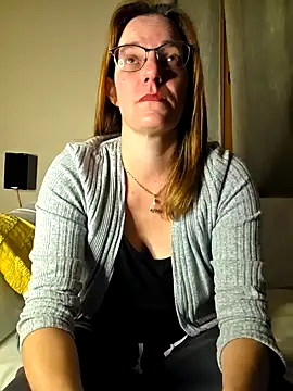 Snapshot of SpiceLea chatting on 10-16-25, 07:33 SpiceLea online show from 10-16-25, 07:33