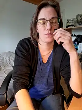 Snapshot of SpiceLea chatting on 02-28-25, 12:31 SpiceLea online show from 02-28-25, 12:31