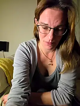 Snapshot of SpiceLea chatting on 09-16-25, 10:22 SpiceLea online show from 09-16-25, 10:22