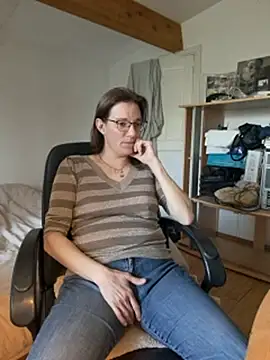 Snapshot of SpiceLea chatting on 02-13-25, 11:06 SpiceLea online show from 02-13-25, 11:06