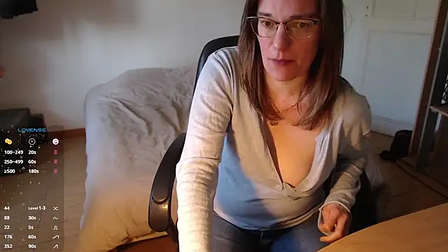Snapshot of SpiceLea chatting on 03-02-25, 01:53 SpiceLea online show from 03-02-25, 01:53