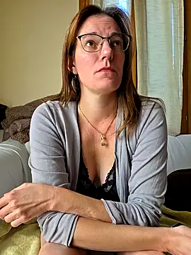 Snapshot of SpiceLea chatting on 09-25-25, 11:05 SpiceLea online show from 09-25-25, 11:05