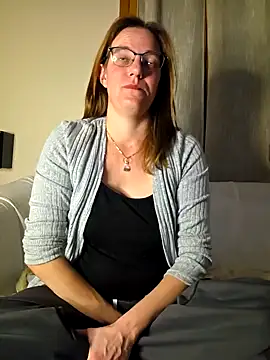 Snapshot of SpiceLea chatting on 10-13-25, 07:37 SpiceLea online show from 10-13-25, 07:37
