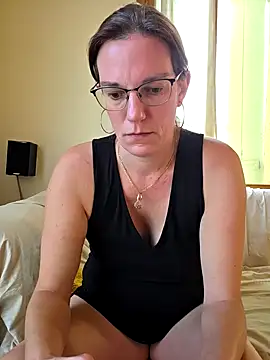 Snapshot of SpiceLea chatting on 09-17-25, 04:20 SpiceLea online show from 09-17-25, 04:20
