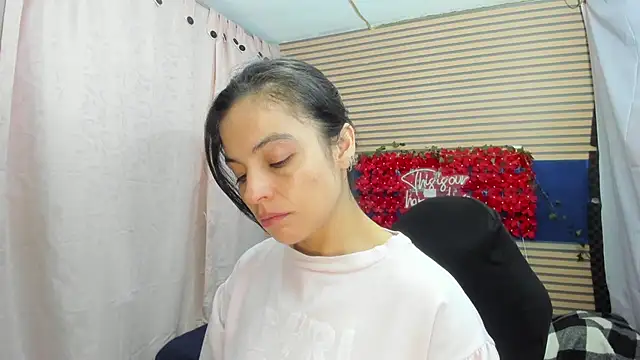 Snapshot of rosse_2504 chatting on 05-08-26, 01:04 rosse 2504 online show from 05-08-26, 01:04