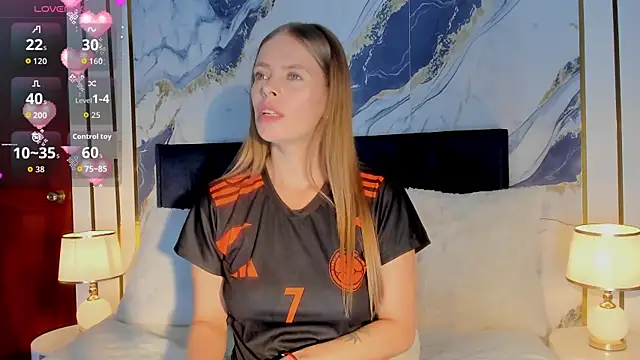 Snapshot of Laurablue chatting on 06-23-26, 07:34 Laurablue online show from 06-23-26, 07:34