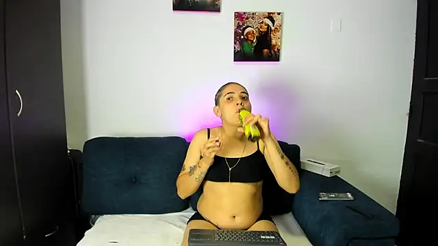 Snapshot of AndreaAndKarina chatting on 10-30-25, 12:42 AndreaAndKarina online show from 10-30-25, 12:42