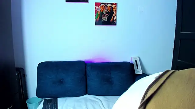 Snapshot of AndreaAndKarina chatting on 09-29-25, 08:58 AndreaAndKarina online show from 09-29-25, 08:58