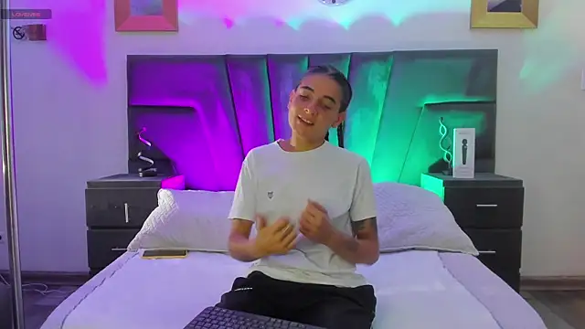 Snapshot of AndreaAndKarina chatting on 01-19-25, 12:50 AndreaAndKarina online show from 01-19-25, 12:50