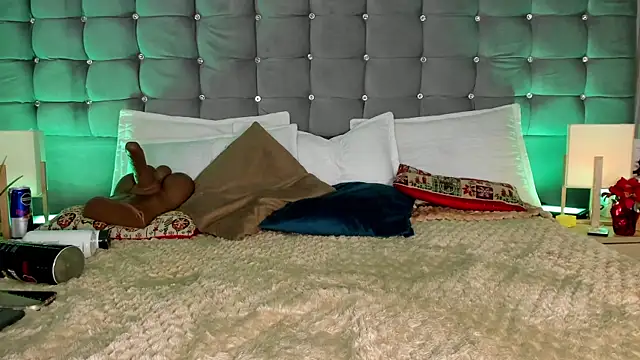 Snapshot of Poacahontasfg chatting on 01-19-26, 04:05 Poacahontasfg online show from 01-19-26, 04:05