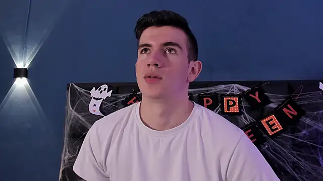 MikaelSlow online show from 10-31-25, 03:58