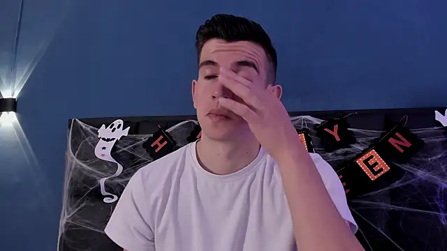 MikaelSlow online show from 10-22-25, 04:01