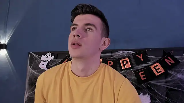 MikaelSlow online show from 10-19-25, 04:37