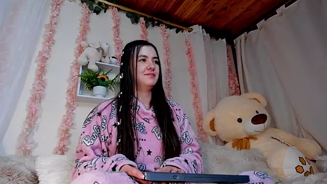 Idara and Edahi01 online show from 11-14-25, 05:11