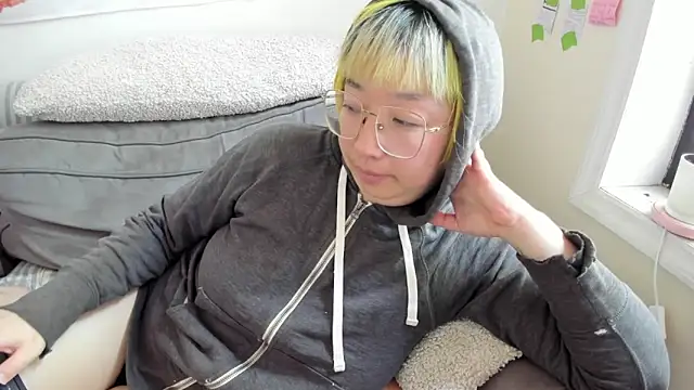 Snapshot of luxgray chatting on 05-19-26, 02:24 luxgray online show from 05-19-26, 02:24