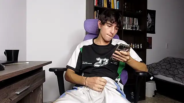 Snapshot of alex_connorr chatting on 11-02-25, 10:59 alex connorr online show from 11-02-25, 10:59